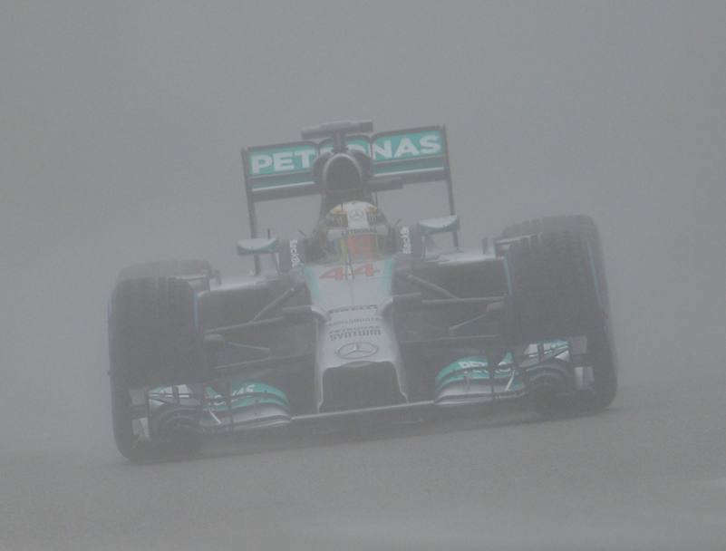 La Mercedes di Hamilton nella visibilit precaria della pista di Shanghai. Afp